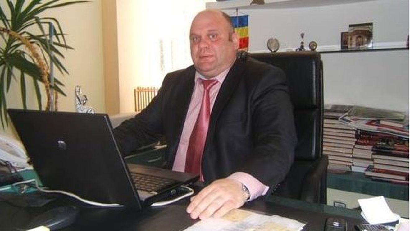 Șeful Casei de Asigurări de Sănătate Bacău și-a dat spor de condiții vătămătoare de 2.200 de lei lunar pentru că stă în fața calculatorului