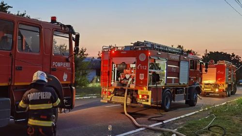 Incendiul de vegetație extins și la locuințe, în Mehedinți, a fost stins: Patru case afectate, 17 anexe gospodăreşti, o maşină, cimitirul şi două hectare de litieră