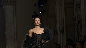 FOTO Cum reinventează colecția M.Marquise paleta cromatică pentru sezonul de toamnă-iarnă 2026-2027 la Mercedes-Benz Bucharest Fashion Week