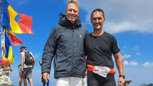 Președintele Klaus Iohannis, în pantaloni scurți pe munte / Carmen Iohannis pe Vârful Moldoveanu, cu steagul României în mână
