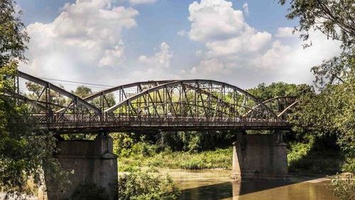 Un pod istoric din Lipova (Arad) intră în reparații capitale după 20 de ani de când a fost închis circulației din cauza degradărilor / A fost construit acum 127 de ani / Primar: Podul e un simbol cu o valoare istorică mare