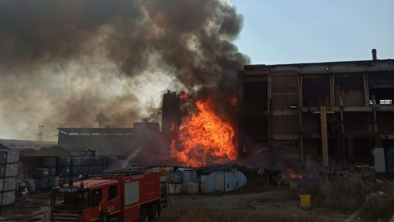 Incendiul izbucnit la incineratorul de deșeuri periculoase din comuna Brazi a fost stins după 15 ore