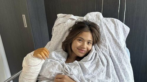 Emma Răducanu va rata Roland Garros și Wimbledon după o operație la mână și gleznă
