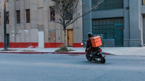 DNA acuză un funcționar la Fiscul din Buzău că a luat mită un scuter de 4.000 de lei