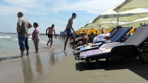 Amenzi de 2 milioane de lei pentru operatorii care nu au respectat regulile pe plajă vara aceasta: Beach-baruri ilegale, lipsa zonelor de cearceafuri și șezlonguri prea aproape de mare