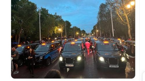 Șoferii de taxi din Londra i-au adus un omagiu Reginei Elisabeta a II-a. Faimoasele black cabs s-au strâns în fața Palatului Buckingham