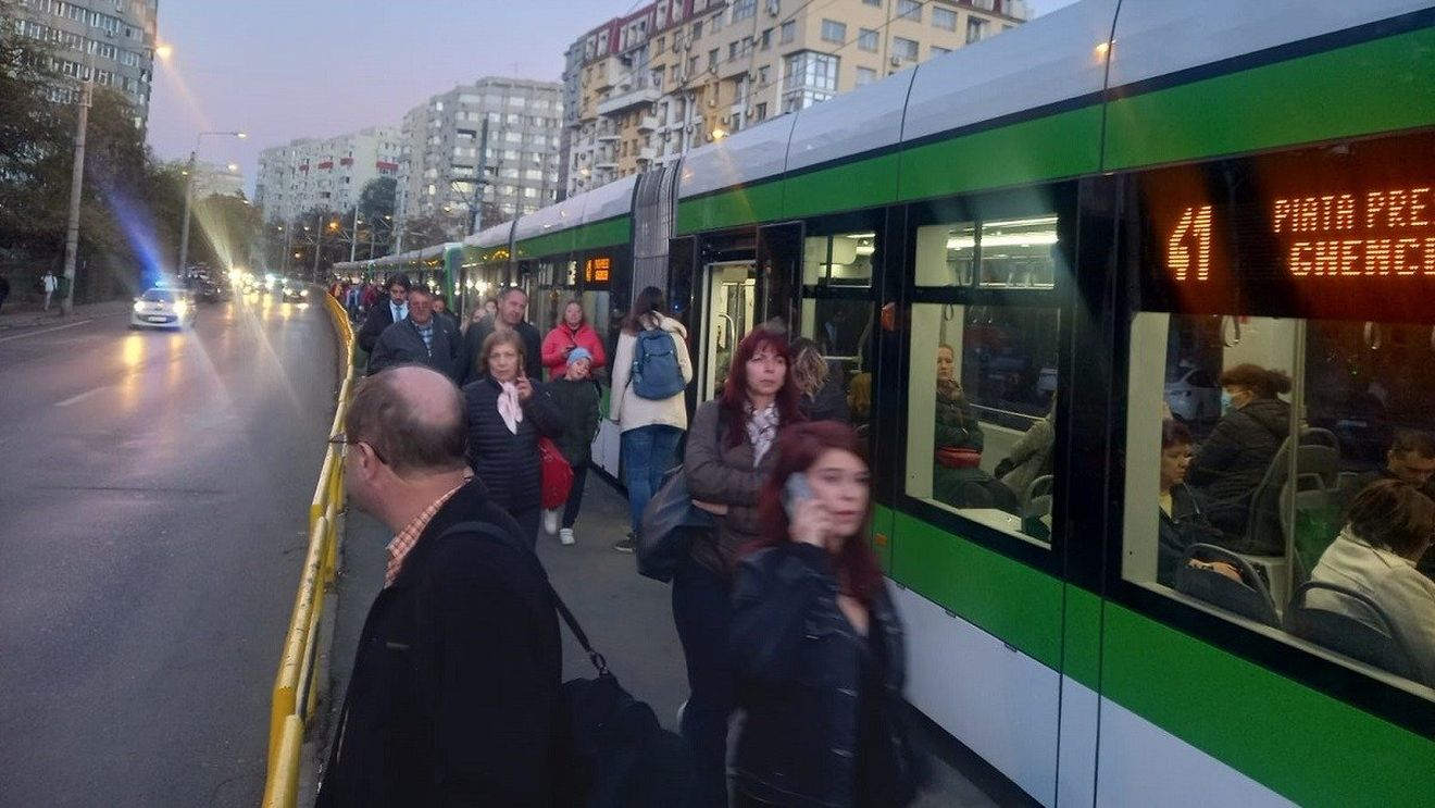 FOTO Linia de tramvai 41, blocată pe ambele sensuri pe șoseaua Crângași