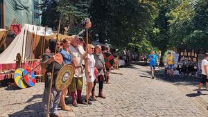 REPORTAJ Oglinzi decorate cu coji de ouă pictate, sculpturi cu Vlad Țepeș și Lupul Dacic, cavaleri și premiere teatrale la Festivalul Sighişoara Medievală