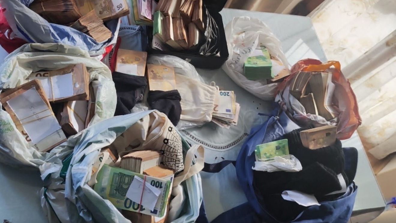 Fost vicepreședinte al Asociației Producătorilor de Medicamente, reținut după ce ar fi ajutat la producerea a 4,7 tone de metamfetamină / Laurenţiu Huică e acuzat că producea un medicament înregistrat doar în România din care se obținea drogul în laboratoare din mai multe state din Europa de Est / Profit estimat la aproape jumătate de miliard de euro