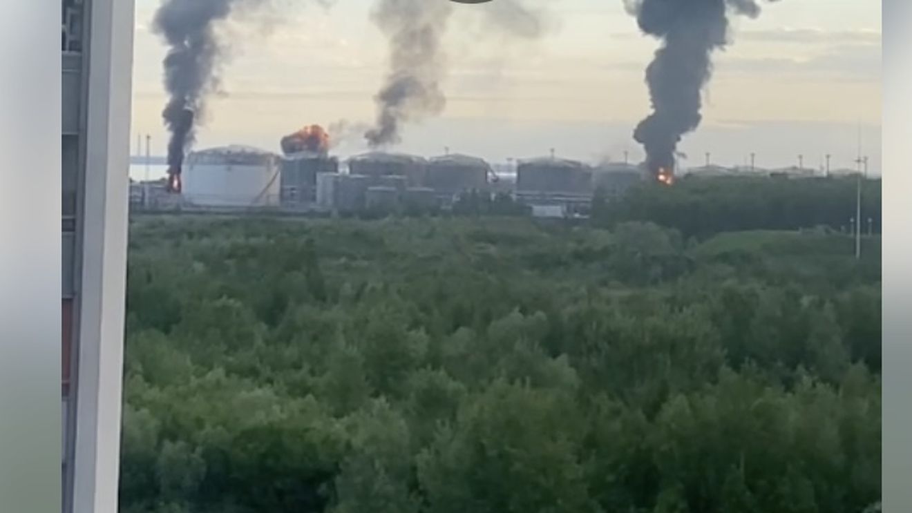 Cel mai mare terminal petrolier din Rusia a luat foc la Sankt Petersburg după un atac cu drone / Are o capacitate anuală de 12,5 milioane de tone și 21 de rezervoare de stocare a produselor petroliere