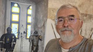 ReporterIS: Ieșenii îi plătesc 11.300 lei pe lună unui jurnalist recrutat de Securitate, acum consilier al primarului Mihai Chirica / Și-a schimbat CV-ul pentru a nu mai apărea activitatea de la „Scânteia tineretului” și ”Flacăra Iașului”