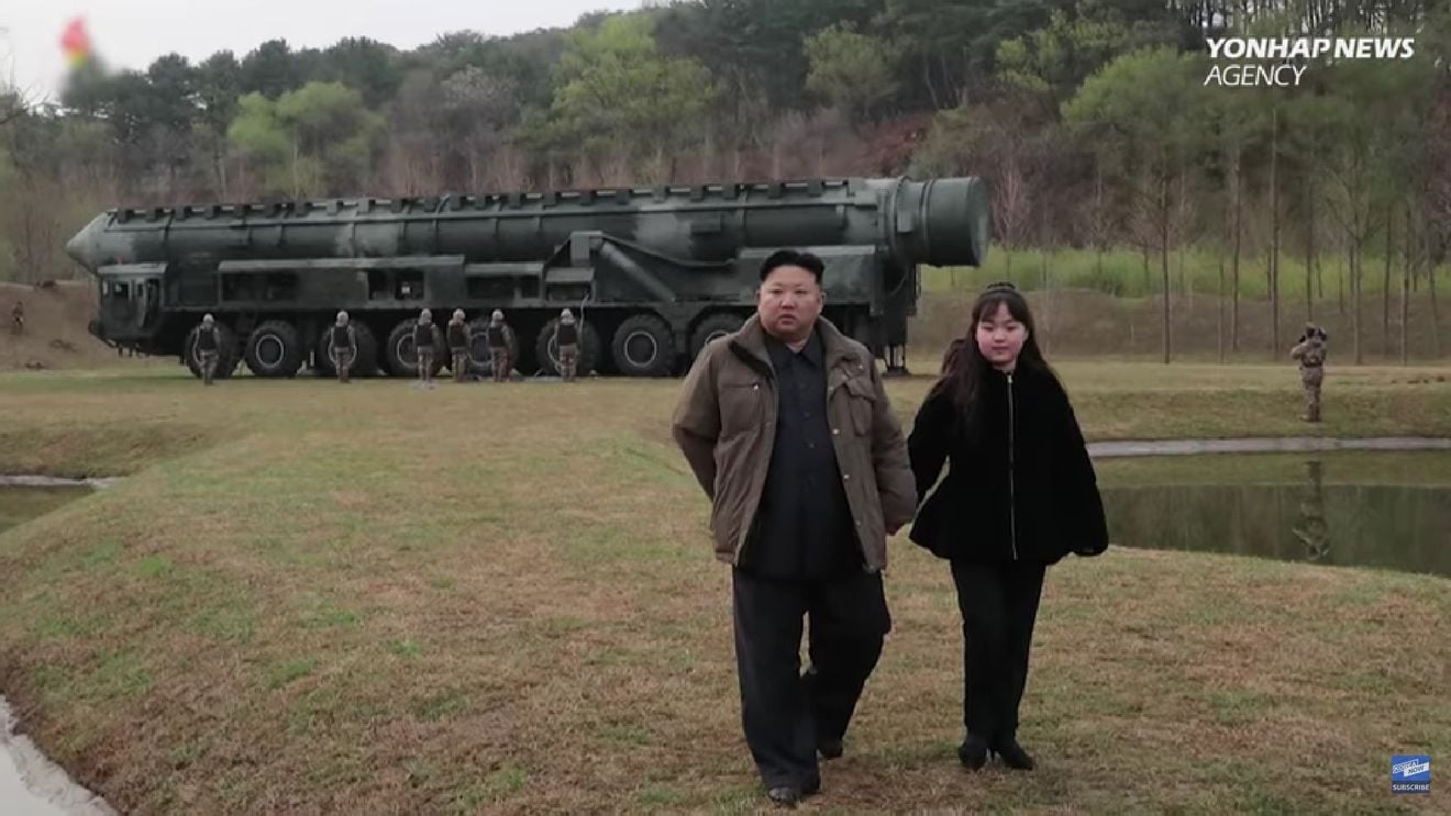 ”Phenianul o educă în mod evident pe Kim Ju Ae ca moștenitoare” / Fiica lui Kim Jong Un i-ar putea succeda