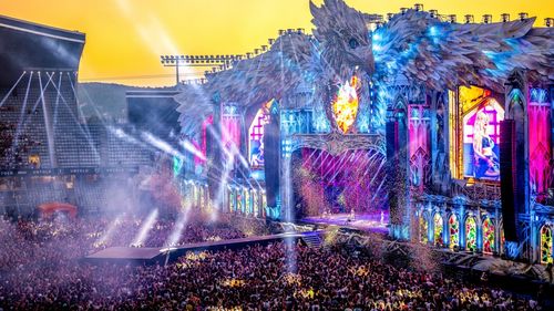 Prima zi de Untold a intrat în istorie / Peste 95.000 de fani s-au bucurat de magia festivalului/ Bebe Rexha, artistă venită pentru prima dată în România, a umplut stadionul Cluj-Arena (Parteneriat)