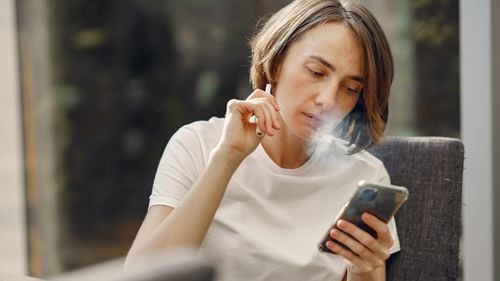 Guvernul american, copleșit de invazia țigărilor electronice cu arome, folosite de 1 din 10 adolescenți / Ce autoritățile interzic azi, producătorii transformă peste noapte