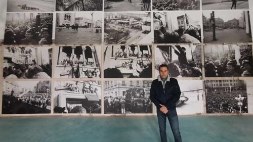 FOTO Fotografiile realizate pe străzile Timișoarei în zilele Revoluției din ’89, prezentate în premieră într-o expoziție. Cătălin Regea: „Am avut patru filme și am făcut circa 120 de clișee”
