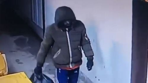 VIDEO Momentul în care sunt furate picioare amputate de la Spitalul Cantacuzino, din rampa de deșeuri infecțioase / Un bărbat este căutat de polițiști
