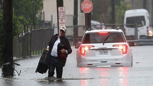 În New York a fost declarată starea de urgenţă în urma ploilor abundente care au dus la inundarea străzilor şi a staţiilor de metrou