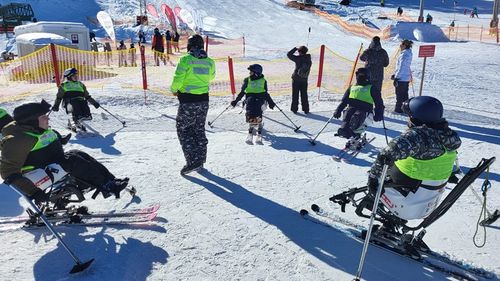 Trei persoane cu dizabilităţi, duse la schi cu elicopterul, pe vârful Muntelui Mic