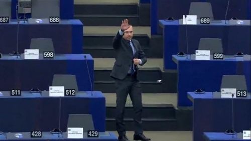 Un europarlamentar bulgar a făcut salutul nazist în sala de plen a Parlamentului European, în timpul dezbaterii despre statul de drept în Ungaria și Polonia / ”Nu vă vom permite niciodată să ne spuneți ce să facem. Trăiască Bulgaria, Ungaria, Orbán, Fidesz și Europa statelor naționale”