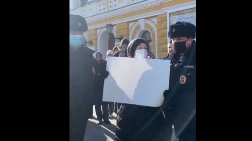 VIDEO Fata cu pancarta albă reținută de poliția rusă și bicicleta arestată de mascați, clipuri virale. Moscova reprimă dur orice protest împotriva războiului