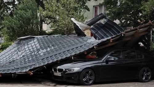 O furtună puternică a provocat pagube însemnate în Caraș Severin /  Un stâlp a căzut peste o maşină, acoperişuri au fost luate de vânt  / Copac căzut peste un bărbat la Timișoara/ Pagube și la Cluj