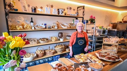 La 71 de ani, o sibiancă și-a deschis afacere împreună cu fiul ei / „Ne completăm unul pe celălalt. Claudiu are mai multe idei, fiind din altă generație”