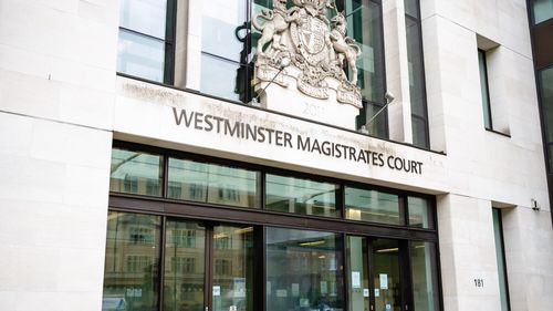 Un cetățean al Greciei a fost inculpat pentru vizarea unui jurnalist iranian de opoziție  rezident în Marea Britanie. Doi români sunt judecați la Londra în același caz.