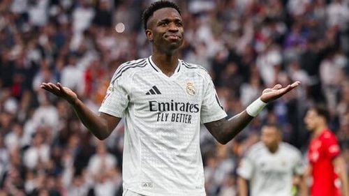 În Spania, patru bărbați au fost condamnați la închisoare, pentru infracţiuni motivate de ură / Au afișat la un meci o pancartă cu mesajul: „Madrid urăşte Realul”, sub care era agăţat un manechin care purta tricoul lui Vinicius Jr.