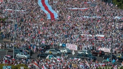 Protest uriaș la Minsk: Sute de mii de oameni au ieșit să manifesteze împotriva președintelui Lukașenko