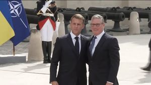 Macron i-a înmânat lui Starmer distincția „Légion d’honneur”, ca dar de despărțire / Este primul prim-ministru britanic care primește această distincție