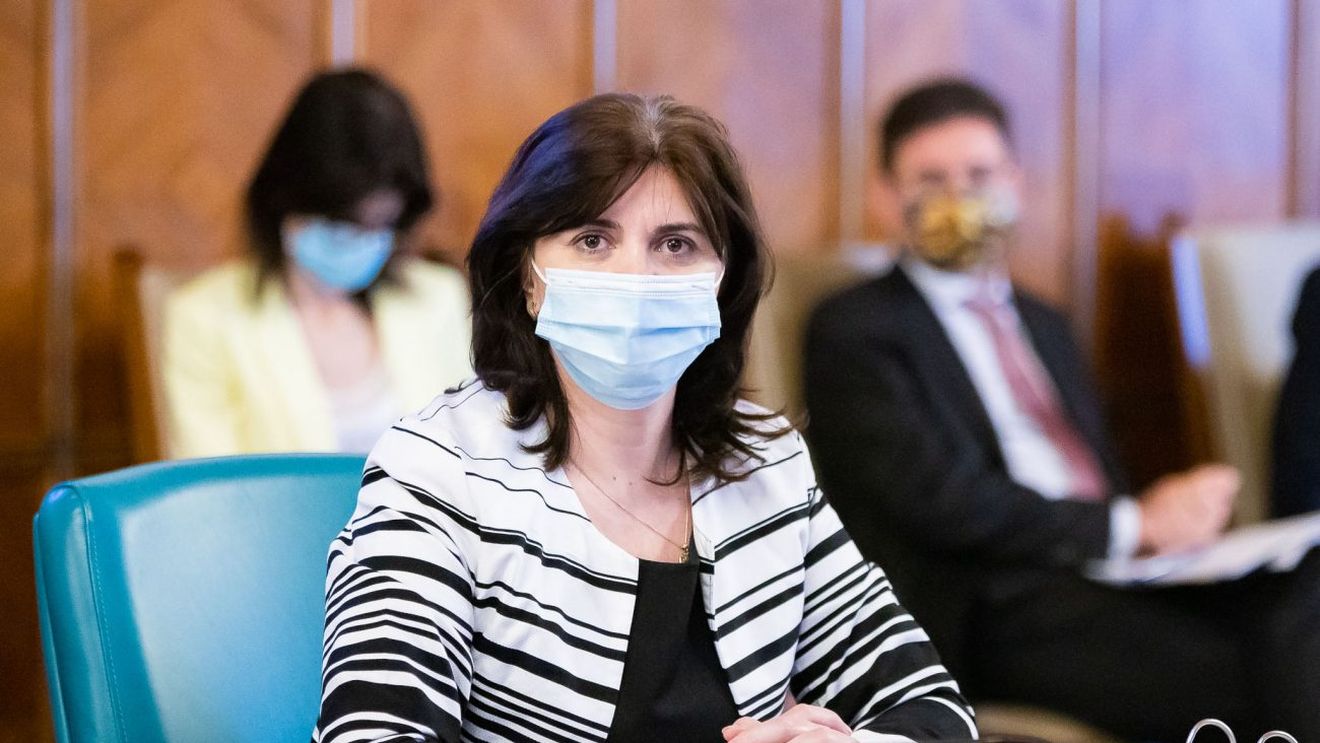 Predare multidisciplinară aplicată de profesori pentru ca elevii să stea mai puține ore în fața calculatorului în timpul școlii online – printre planurile Ministerului Educației la o lună și jumătate de când a început școala
