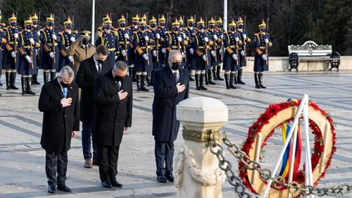 VIDEO Mii de persoane, la parada militară de la Alba Iulia / Ministrul Dîncu: Aici se întâlneşte Armata Română, cea care prin jertfa din 1918, din Primul Război Mondial, a reuşit unirea cu oamenii