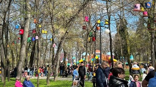 Craiovenii au împânzit spațiile dedicate Târgului de Paște care are ca tematică povestea „Alice în Țara Minunilor”