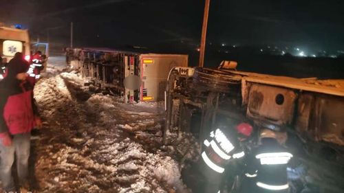 Două TIR-uri încărcate cu floarea-soarelui s-au răsturnat pe E85, la Grăniceşti (Suceava) / Unul dintre șoferi a ajuns la spital