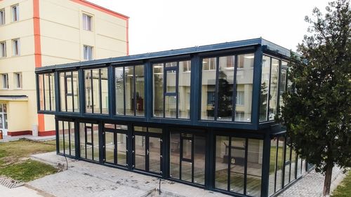 O societate din Sibiu trimite la graniță construcții modulare pentru refugiații din Ucraina / Anunță clienții că această activitate a devenit prioritară