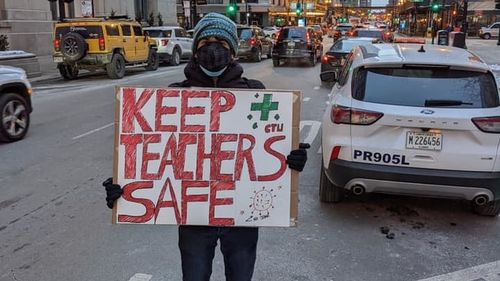 Școlile publice din Chicago au anulat cursurile din cauza refuzului profesorilor de a reveni în sălile de clasă/ Aceștia solicită măsuri de protecție mai stricte privind COVID-19