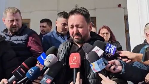 VIDEO Magistratul din Mangalia care judecă accidentul din 2 Mai, în care Vlad Pascu a ucis doi adolescenți, a întrebat dacă victima e în sală și i-a cerut buletinul, susține tatăl băiatului mort, care a ieșit plângând din judecătorie
