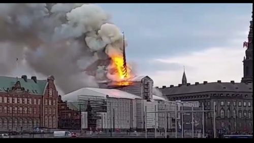 Fațada bursei de la Copenhaga s-a prăbușit în urma incendiului izbucnit luni