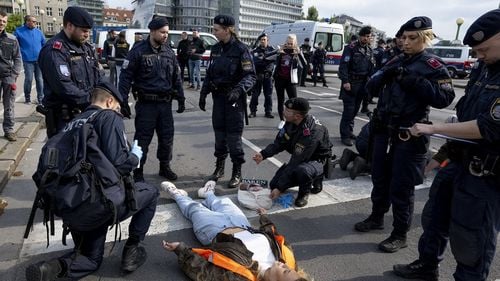 Maratonul de la Roma, întrerupt de militanţii ecologiști care vandalizează situri culturale și opere de artă cu supă, prăjituri, piure și vopsea