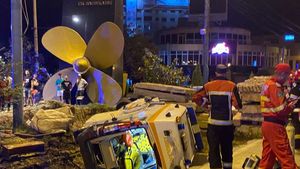 Patru persoane au fost rănite în Constanța după ce ambulanţa în care se aflau s-a răsturnat într-un șanț de pe marginea unui bulevard aflat în reabilitare