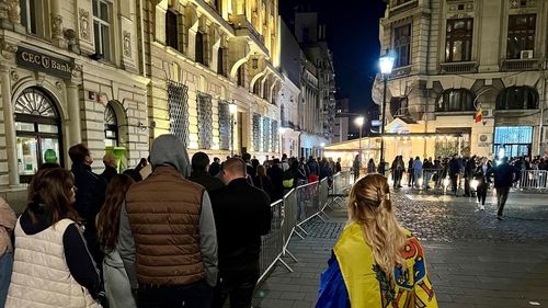 Votarea pentru cetățenii moldoveni se prelungește până la ora 23.00 în toate cele trei secții deschise în București / Numeroase persoane stau încă la coadă