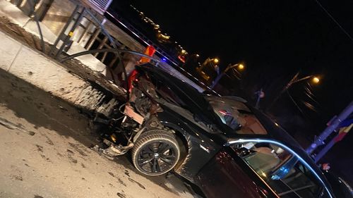 Nouă oameni care erau într-o singură maşină, răniţi după ce autoturismul a intrat într-un cap de pod la Mediaș