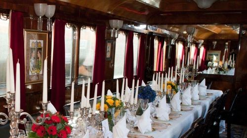 CFR Călători lasă fără locomotivă Trenul Regal în care se va ține petrecerea "Șpriț și lăutari" de Ziua Națională / Compania a reziliat contractul de închiriere, organizatorii au nevoie de altă locomotivă / Petrecerea a primit mai multe critici în spațiul public