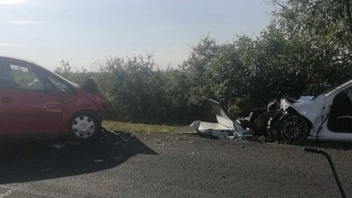 Trei persoane rănite, după ce şoferul unei maşini din Timiș a pătruns pe sensul opus de mers/ Acesta ar fi adormit la volan