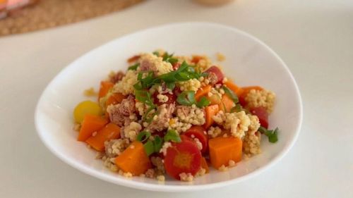 VIDEO | Salată caldă cu cartofi dulci și ton, potrivită atât pentru prânz, cât și pentru o cină rapidă, perfectă pentru sezonul rece