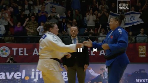 Televiziunea turcă a întrerupt transmisia competiţiei de judo de la JO după ce Kayra Ozdemir a fost învinsă de o sportivă israeliană. Fanii turci critică TRT: “Aţi înnebunit complet”