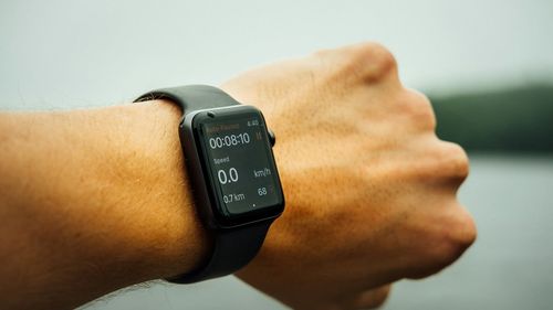 Într-un oraș din Italia funcționează de 6 ani Banca Timpului / ”O oră de curățenie valorează cât o oră de lecții de muzică” / E un sistem de servicii între locuitori, bazat pe o singură monedă: orele