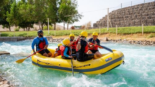 Abu Dhabi a construit un râu în mijlocul unui deșert arzător / Parcul Al Ain Adventure are canale de caiac-canoe și rafting în lungime de peste 1 km unde se antrenează inclusiv sportivi de performanță