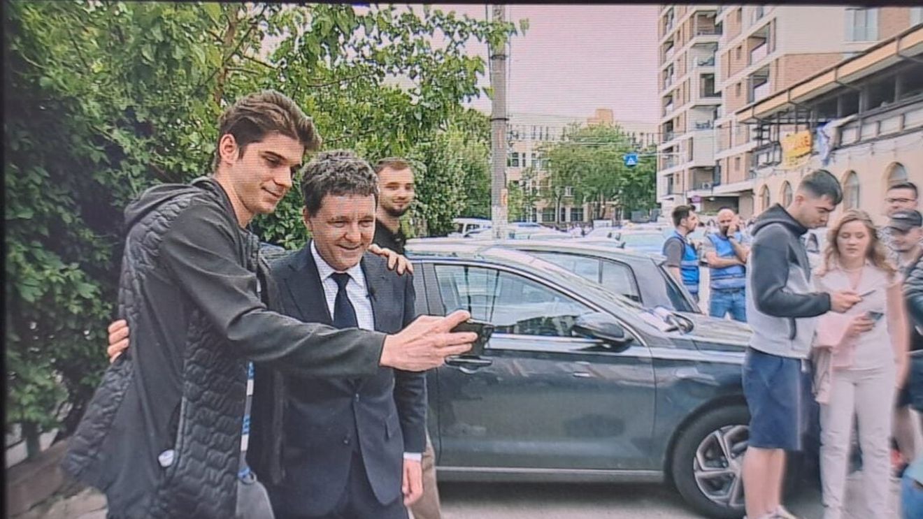 Nicușor Dan a făcut selfieuri cu studenții din Regie care așteptau la coadă să voteze: ”Au conștientizat momentul de cotitură și am venit să le mulțumesc / Îndemn lumea să iasă la vot”