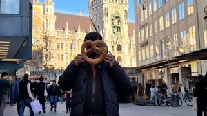 VIDEO | Târgul de Crăciun din München excelează la capitolul producători locali și artizani / Covrigul bavarez, un simbol al gastronomiei locale / Cât costă vinul fiert